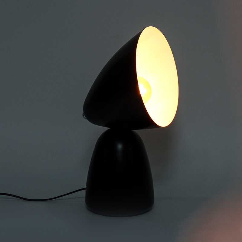 Einfache Retro -Metalltischlampe