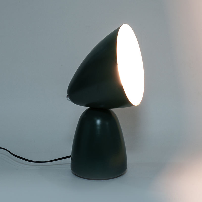 Einfache Retro -Metalltischlampe
