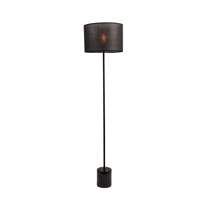Wohnzimmer am Nachtstudium vertikale Stehlampe