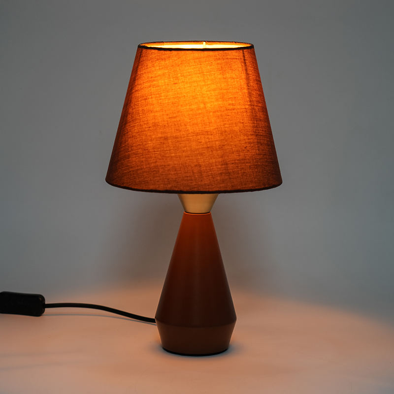 Retro europäische Metall -Nachtlampe