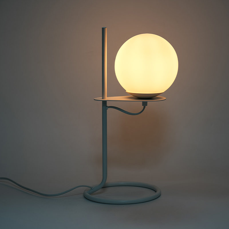 Einfache Glasball -Tischlampe
