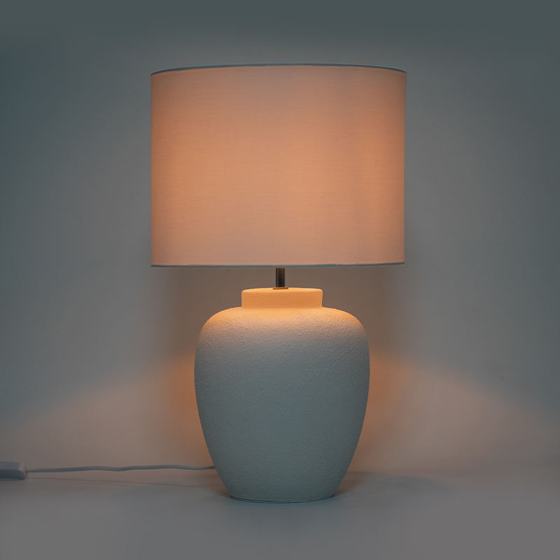 Einfache weiße Keramiktischlampe