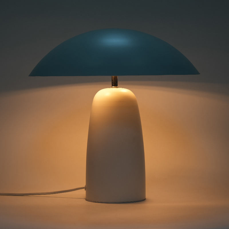 Metallpilze geformte Tischlampe