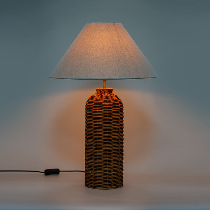 Handgewebte Rattan-Tischlampe