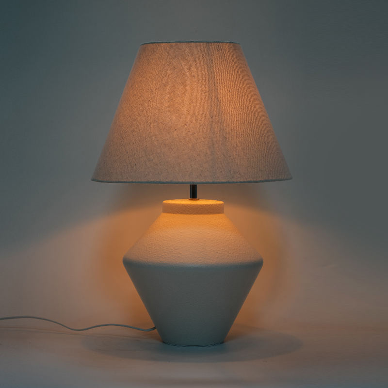 Geometrische Keramiktischlampe