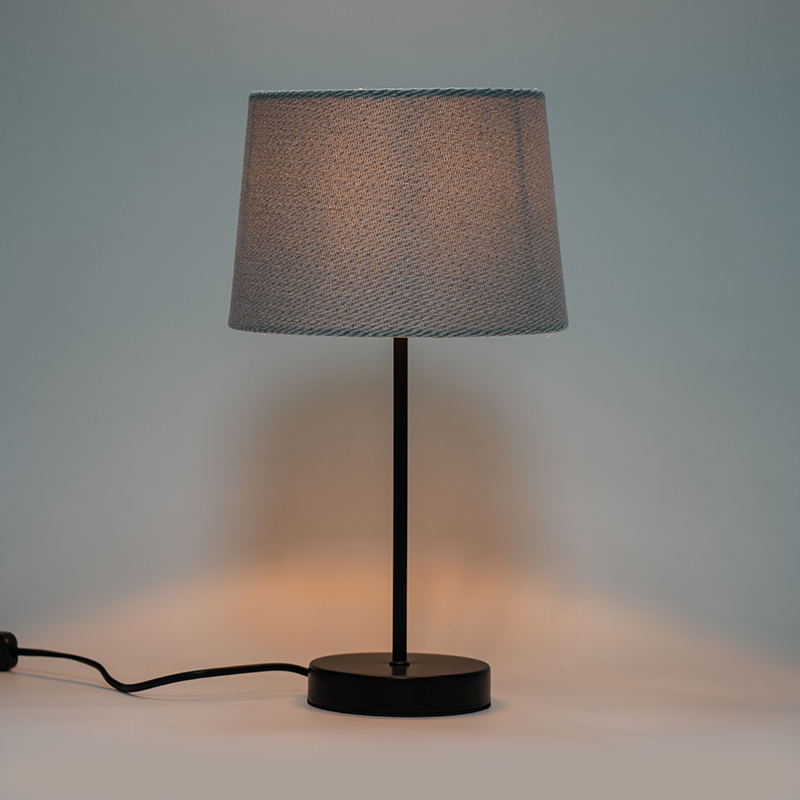 Retro -Hardware -Stofftischlampe