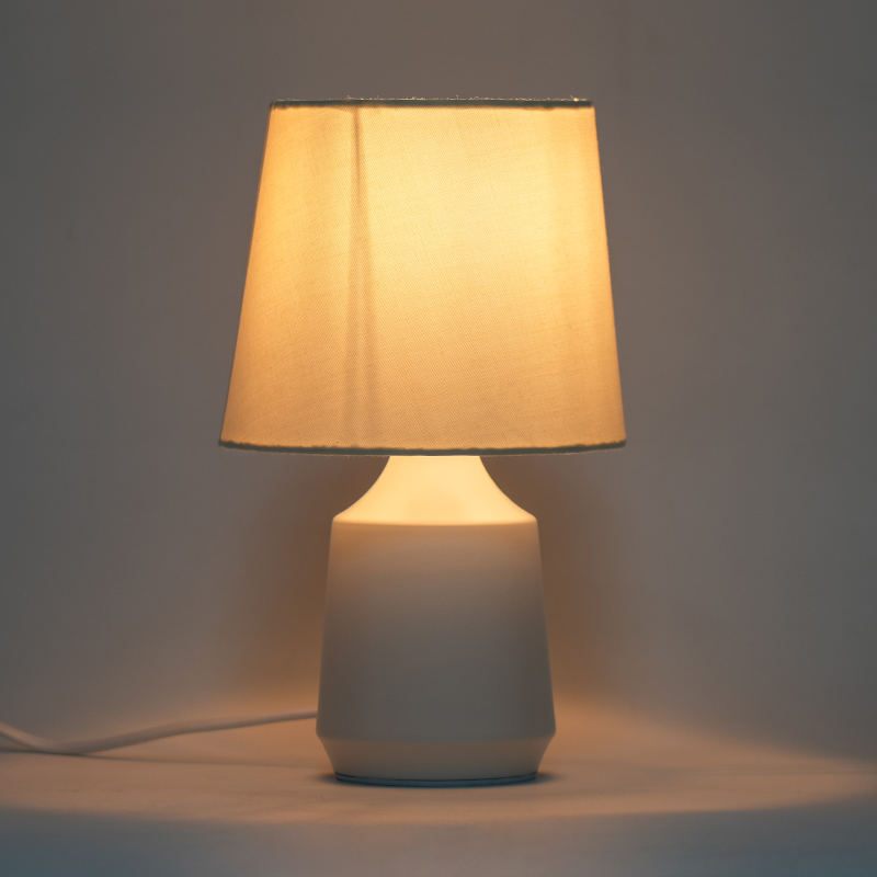 Einfache Metalltischlampe