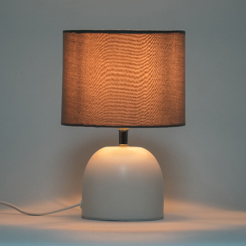 Weiße Vintage -Metalltischlampe