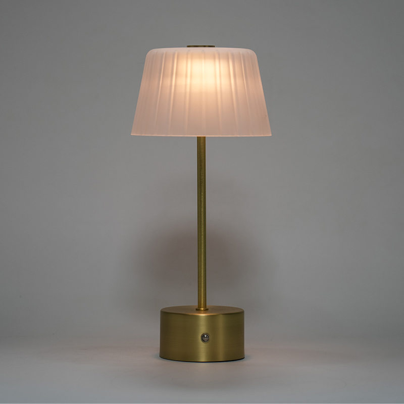 Goldkegel -LED wiederaufladbare Tischlampe