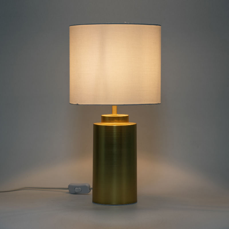 Einfache und elegante Metalltischlampe