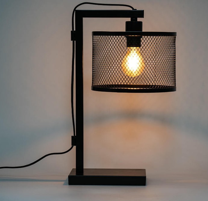 Wie sorgt die schmiedeeiserne dekorative Tischlampe für die Stabilität und Haltbarkeit des Produkts?