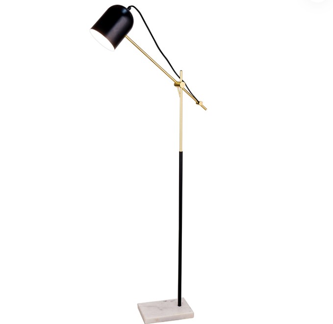 Wie wird der metallverstellbare Arm dieses metallverstellbaren Armmarborbasis -Stehlampe eingestellt?