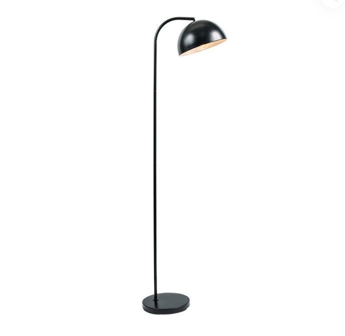 Welche Vorsichtsmaßnahmen sollten beim Installieren und Platzieren einer Stehlampe getroffen werden?