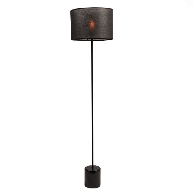 Wie verstecke ich die Kabel einer Stehlampe?